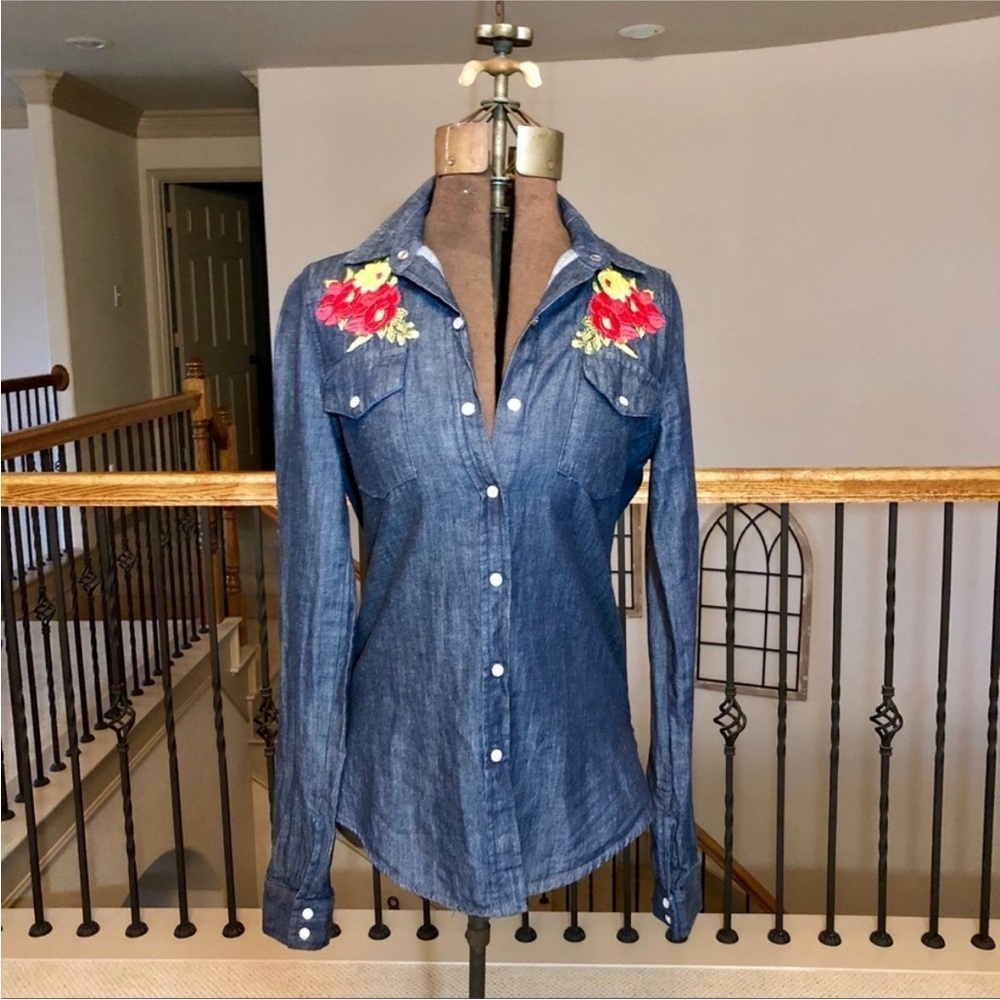 🌸 Planet Blue Jean Snap Button Top – Floral Embroidery, Long Sleeve 🌸 - Picture 2 of 5